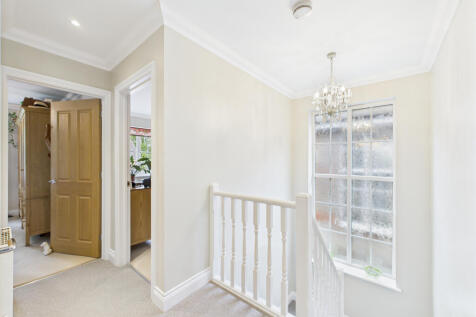 CAM02909G0-PR0439-STILL033