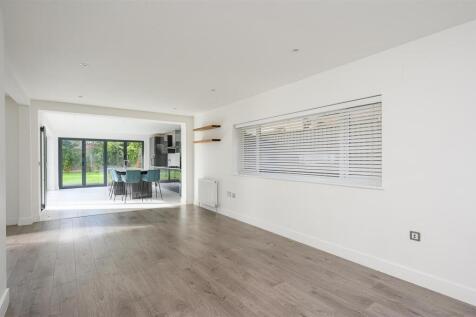 LIVING / KITCHEN AREA