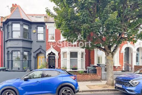 Bright & Spacious top floor 2-bedroom apartment to rent on Beresford Rd within minutes' walk to Local amenities & transport links.