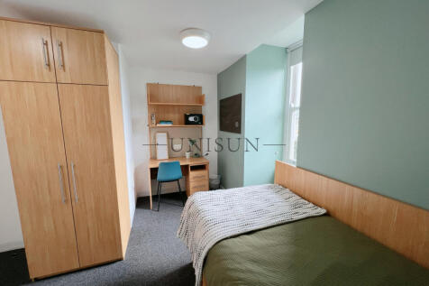 Student ONLY. Fully furnished en-suite student room at Premier House, Southampton Row. Air conditioning, bills included and free laundry. Close to the British Museum and well placed for UCL, LSE and K