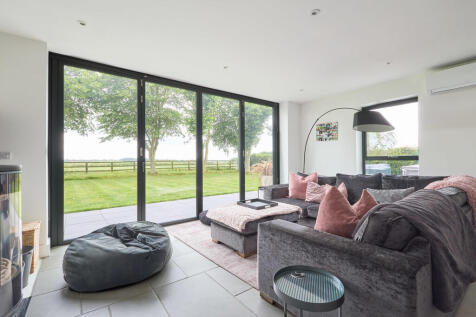 7 Hill Farm View ...