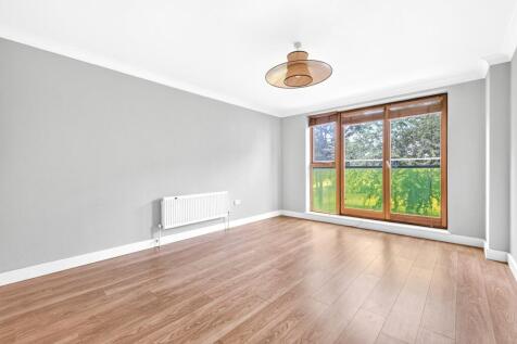 A well presented three bedroom two bathroom apartment situated in the heart of De Beauvoir.