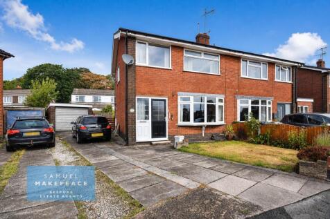 Three Bedroom Semi Detached Property with Detache