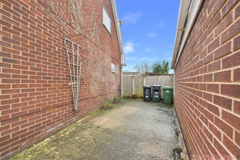 CAM01943G0-PR0603-STILL026.jpg