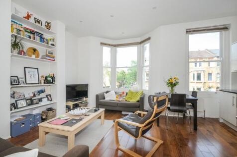 A bright and well-presented two double bedroom first floor Victorian conversion with a private roof terrace, ideally located on a popular residential street in the heart of Holloway. Offering approxim
