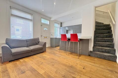DEPOSIT FREE OPTION AVAILABLE! This modern ONE BEDROOM end of terrace house is located in the popular area of Kirkstall. Close to local amenities and transport links, this FURNISHED property would mak