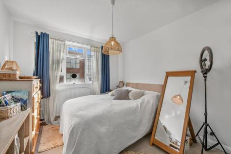 3 bed, 1 bath Maisonette in London - Photo 4