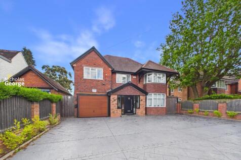 Situated in the popular Moseley suburb, this immaculately presented detached house on Russell Road spans an expansive 2,443 square feet and was extensively redeveloped with only the front facade remai