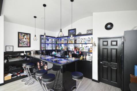 Pool/Bar/Entertainmnet