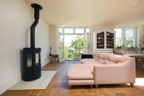 Kitchen/dining/living