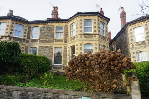 ***ENQUIRE ONLINE***Recently refurbished, this spacious studio apartment is ideally located within walking distance of both Gloucester Road and Whiteladies Road, offering easy access to an excellent s