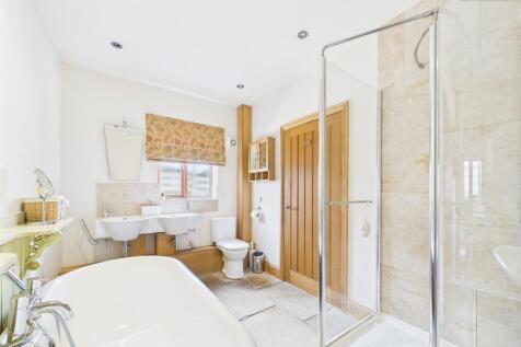 En-Suite To Master Bedroom