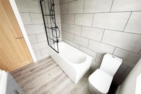 Family Bathroom (3).jpg