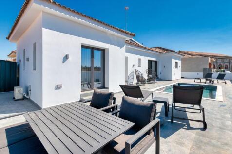 Bungalow with Pool
