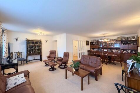 Lounge/dining area