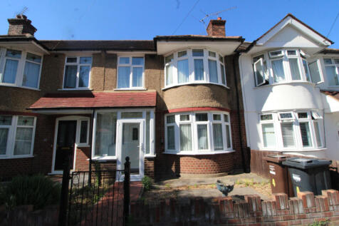 3 bedroom Mid Terraced Spacious Home in Brentford