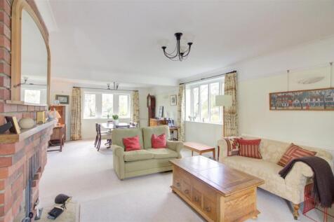 Sitting/dining room