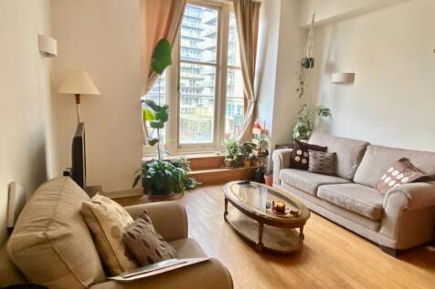 This spacious apartment at Century Buildings is a fantastic conversion just off Deansgate offering beautiful views over the River via a lovely balcony. The larger than average one double bed property