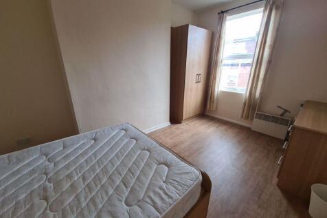 A cozy bedroom featuring a double bed positione...