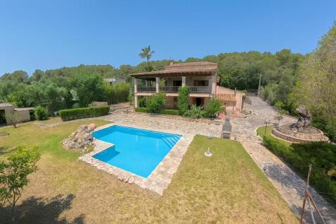 House with pool and garden view