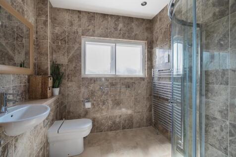 16 Craddocks ensuite.jpg