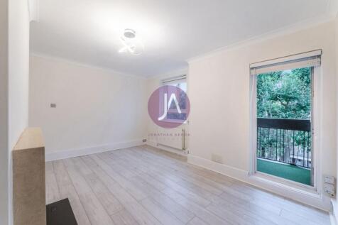 Sole Agent- Recently refurbished and newly decorated top floor (with lift access) two double bedroom split level apartment (approx. 712 sq ft, 66.1 sq m) set within a purpose built block located momen