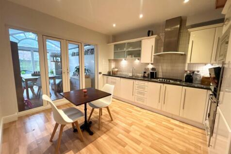 Kitchen 2.jpg