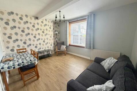 Well-presented newly decorated furnished ground floor 2 bedroom flat with private front garden. Located just minutes' walk from Dalkeith Road.