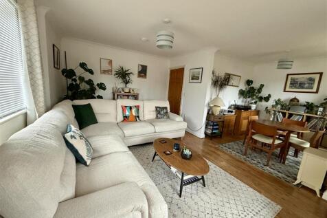 Lounge/Dining Room: