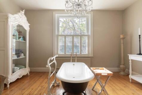 5 bed, 2 bath Detached in Manchester - Photo 17