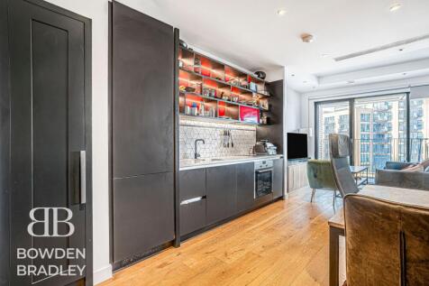 Welcome to this beautifully presented studio apartment, perfectly situated within an extremely popular riverside development and offering an exceptional lifestyle for professionals and first-time buye