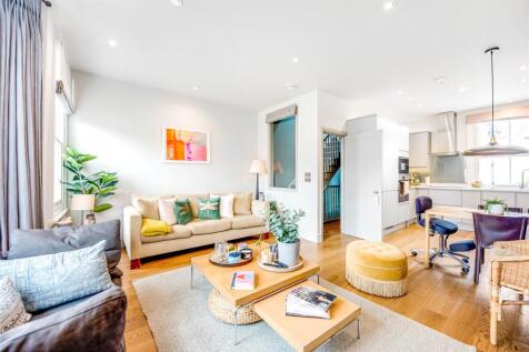 A recently refurbished 3 bedroom apartment located on this quiet residential street. This split level property comprises an open plan kitchen and reception room, a master bedroom with an en-suite, 2 f