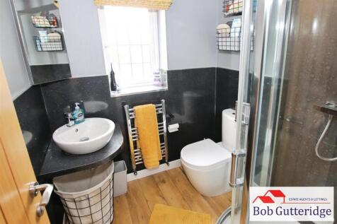 EN-SUITE SHOWER ROOM