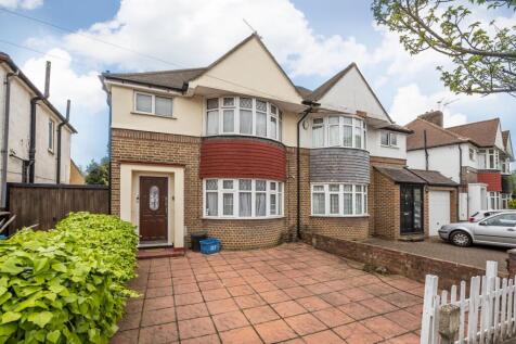 A spacious and well-proportioned, unfurnished one bedroom apartment situated on the sought after Argyle Avenue in Whitton. The accommodation comprises a bright and spacious reception room, a generous
