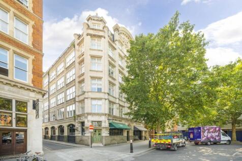 A spacious one bedroom flat presented in immaculate condition overlooking the historic St.Bartholomew The Great Church. The dual aspect reception room has three large sash windows and is open plan to