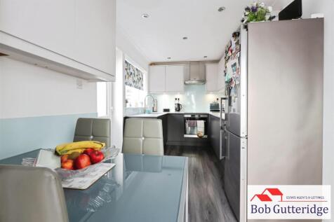 MODERN FITTED KITCHEN / DINING ROOM