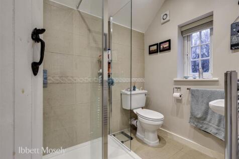 21 bedroom one en-suite.jpg