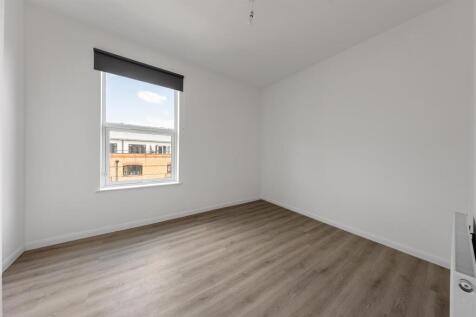 This fantastic newly refurbished flat located in prime location for Sydenham train station and the ever popular High St with its vast array of amenities including pubs, restaurant's, gyms and supermar