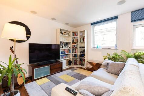 Featuring all the benefits of an unbeatable central Islington location, set in a private development with concierge.