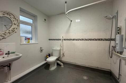 WC/shower (downstairs)