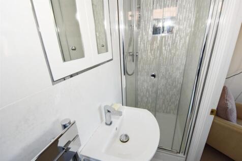Ensuite shower room.jpg