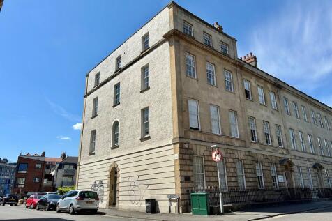 Berkeley Estates & Management are pleased to offer to let this beautifully presented fully furnished one bedroom property. Situated on Portland Square, which features some of Bristol's most iconic Geo
