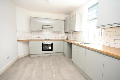 Living Space are pleased to offer this stunning newly refurbished 4 double bedroom 2 bathroom first floor flat situated in a fantastic location in Palmers Green, within 5 minutes from Palmers Green st