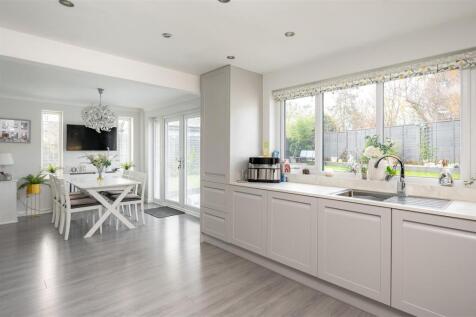 KITCHEN / DINING