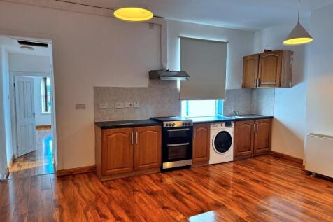 Spacious 1-bedroom flat with brand-new flooring, part-furnished, and available immediately for £695 PCM. Well-connected location with great amenities nearby. Perfect for singles or couples seeking a f