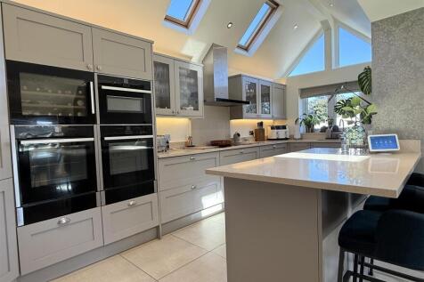 OPEN PLAN BREAKFAST KITCHEN