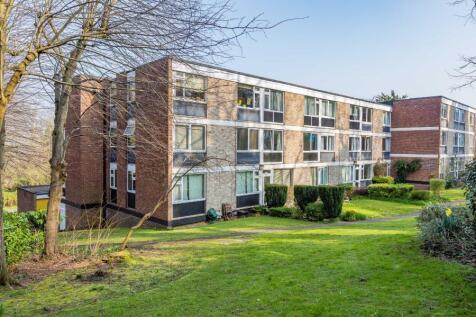 A spacious property within a quiet development, with use of the communal garden.