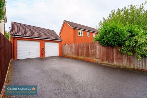 Double Garage/Driveway