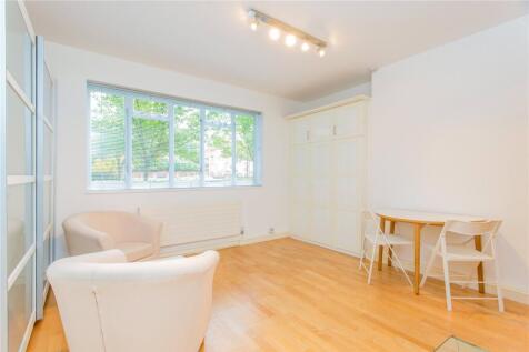 A bright studio flat located within easy reach of South Kensington and Chelsea.