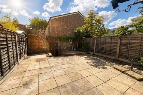 ** Zero Deposit Guarantee Available **
Mann are delighted to present to you a beautifully presented and newly refurbished three-bedroom family home, offering bright and spacious accommodation througho